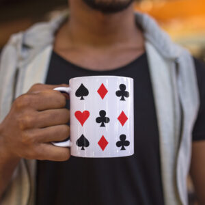 caneca de cafe naipes do baralho