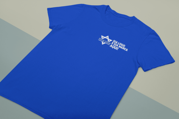camiseta básica azul com logotipo sua marca